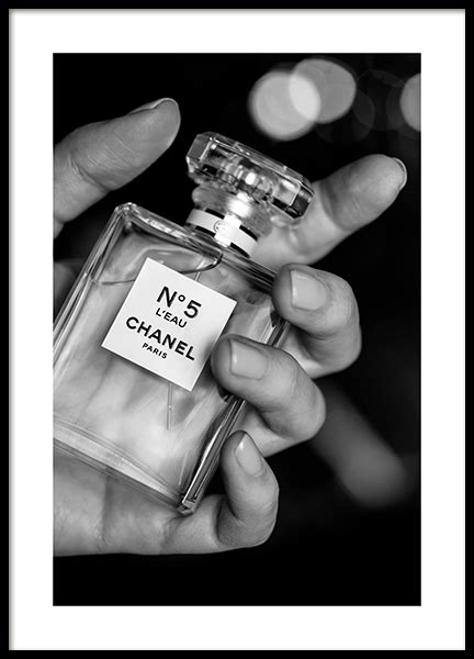 Carry Chanel No5 Poster .